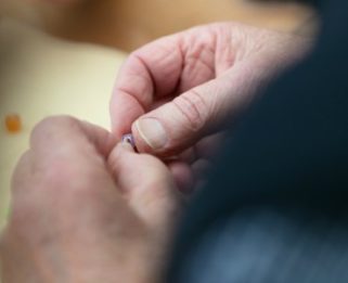 Person holding something in their Hands