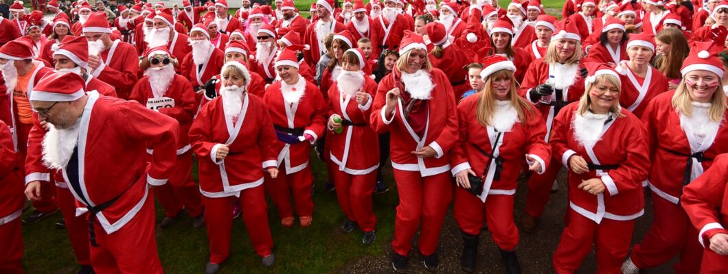 A crown of runners dressed in santa suits